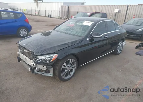 2015 Mercedes-Benz C 300 z USA, uszkodzony, nr VIN 55SWF4JB5FU074930